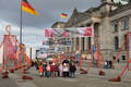 Eine tolle Kulisse: Die Tore vor dem Reichstag mit Besuchergruppe.