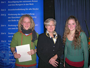 Eveline Herfkens (M.) mit zwei Heidelberger UN-SchülerInnenbeauftragten