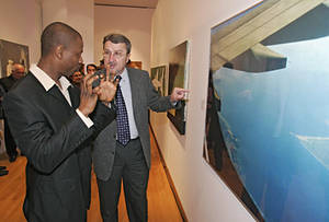 BMZ-Staatssekretär Erich Stather mit Künstler Agassi F. Bangura