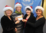 Präsentieren das MDG-Jugendtoolkit (v.l.): Staatssekretärin Karin Kortmann, Yannik Hake (Schüler-Friedens-Büro Heidelberg), Stefania Ferrucci (ehemalige Praktikantin der UN-Millenniumkampagne) und Lena