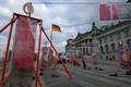 Die Tore stehen volle drei Tage vor dem Reichstag und können viele Menschen über die MDGs informieren.