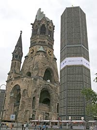 Kaiser Wilhelm-Gedächtsniskirche mit weißem Band